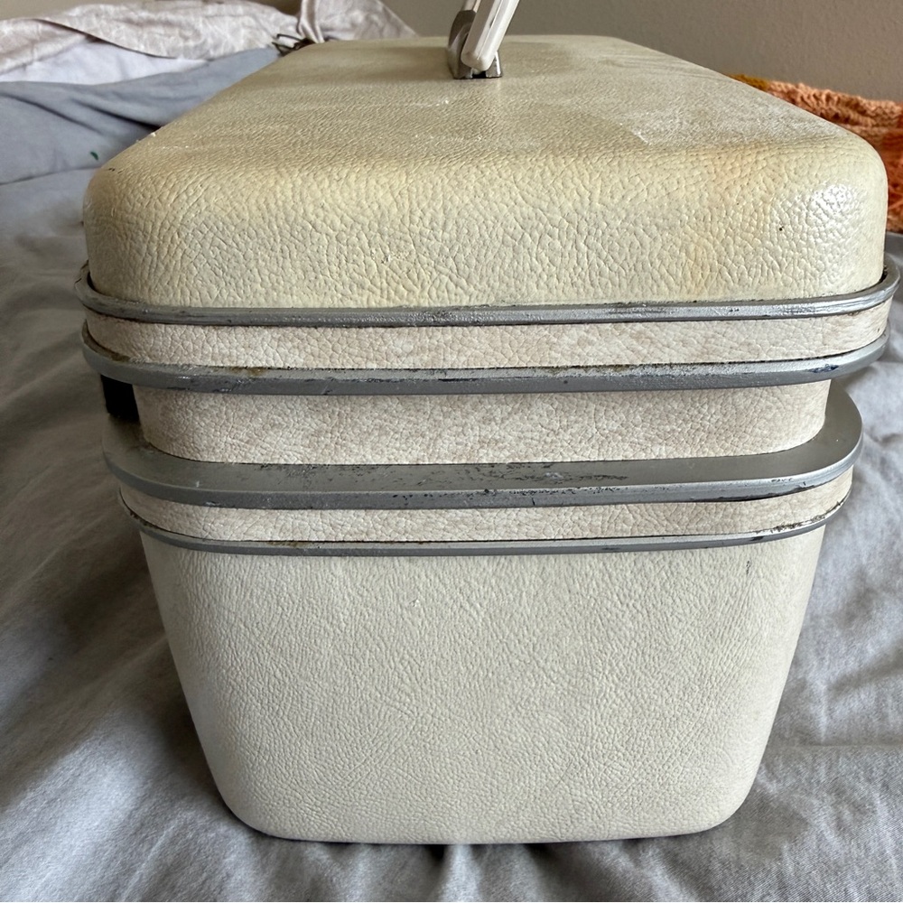 Vintage Samsonite Silhouette Train Case Cream Color w/Keys (8.5"H x 14.5"L x7"W) - Picture 12 of 15
